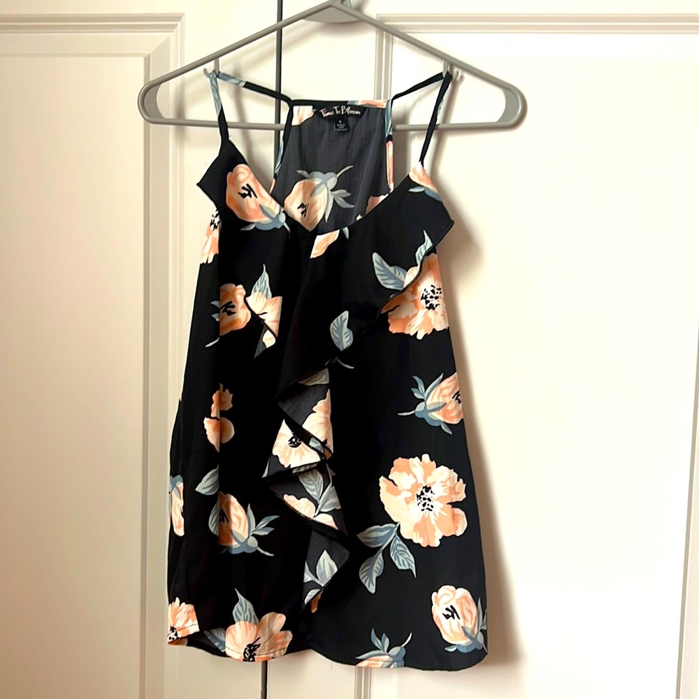 Brand: time to bloom. Navy blue floral dressy tank top. Size small.